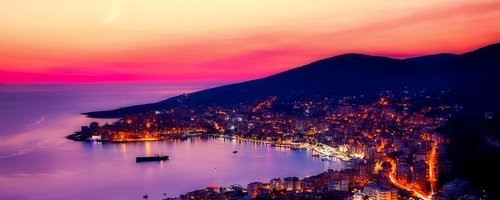 Foto von einer Albanischen Hafenstadt bei Sonnenuntergang